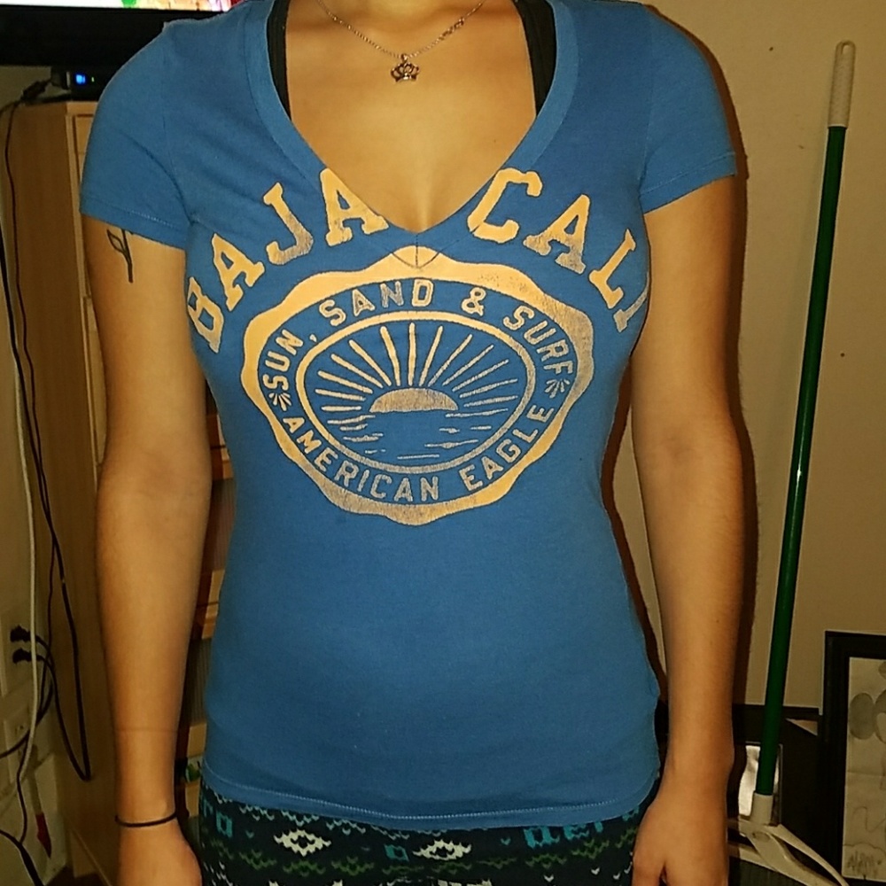 V-neck t-shirt